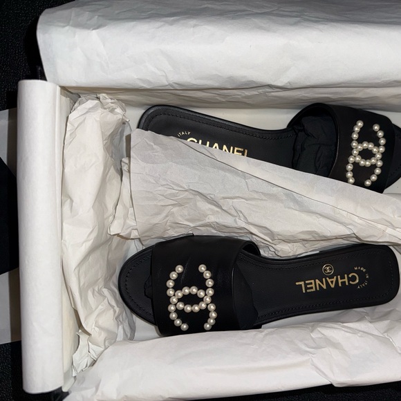 NWT AUTHENTIC CHANEL PEARL CC LOGO FLAT SANDALS - Picture 8 of 9